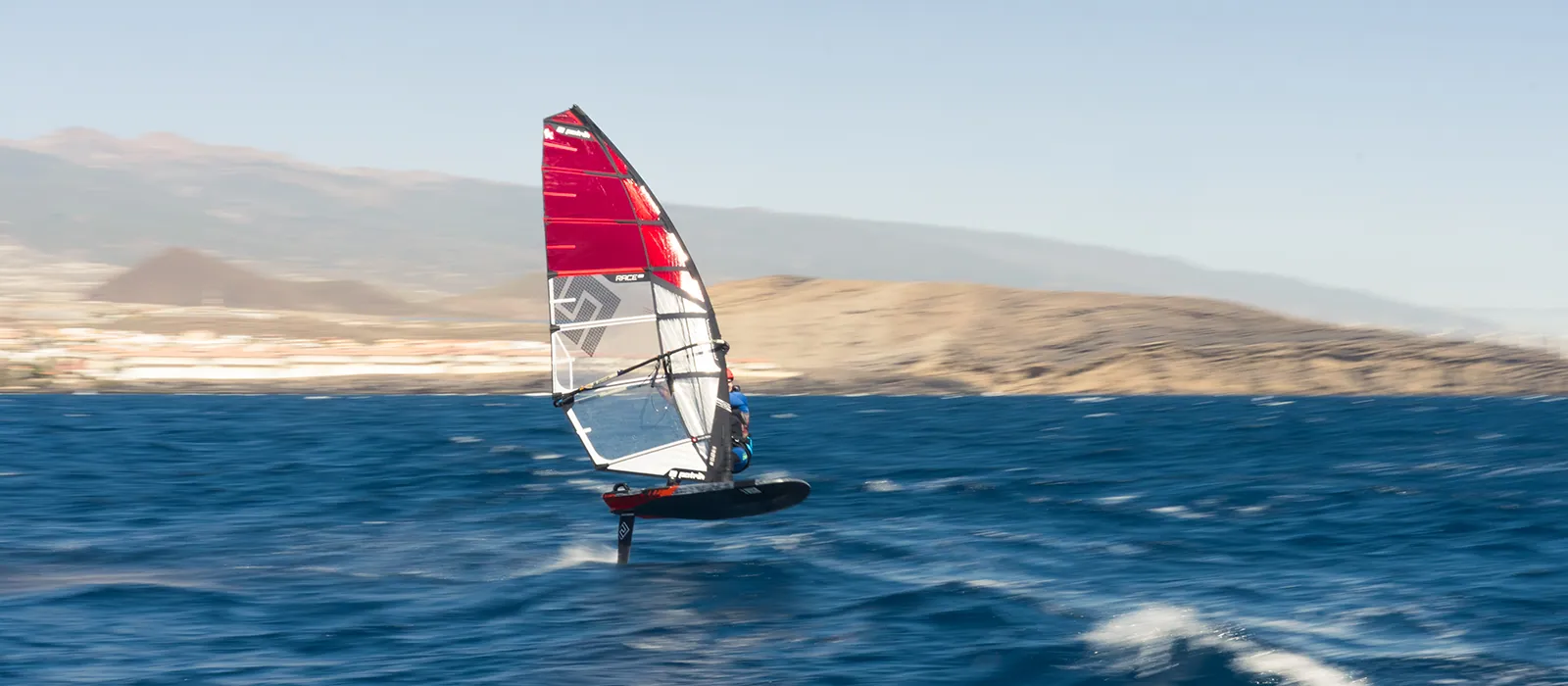 Windsurf foil navegando con sistema AEON Windsurf foil navegando con sistema AEON