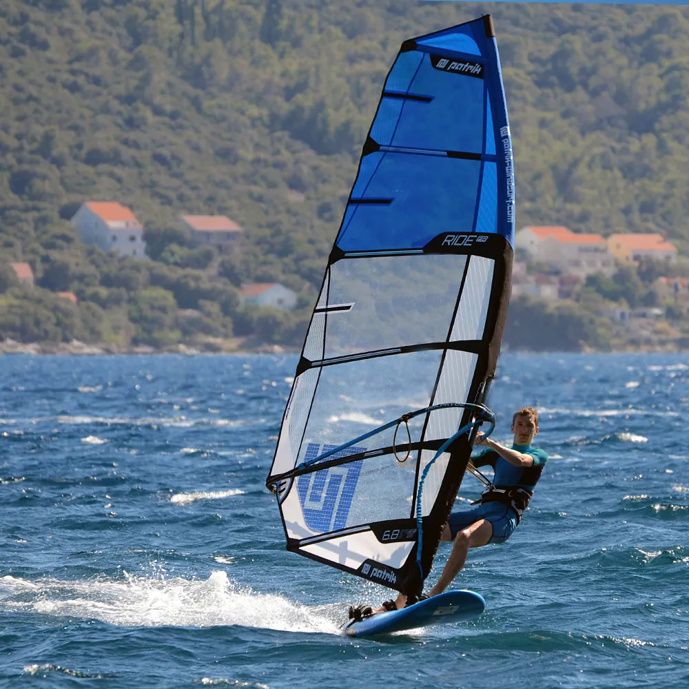 Windsurfista navegando con la vela PATRIK Ride FR Windsurfista navegando con la vela PATRIK Ride FR